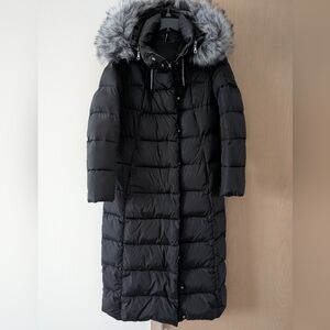 Elegant Black Puffer Jacket with Faux Fur Hood